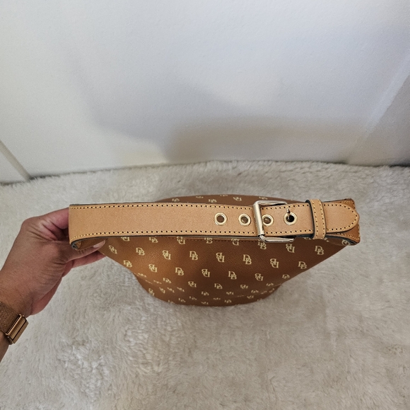 Dooney and Bourke Bucket Bag. IT39C Tan. - Picture 6 of 13